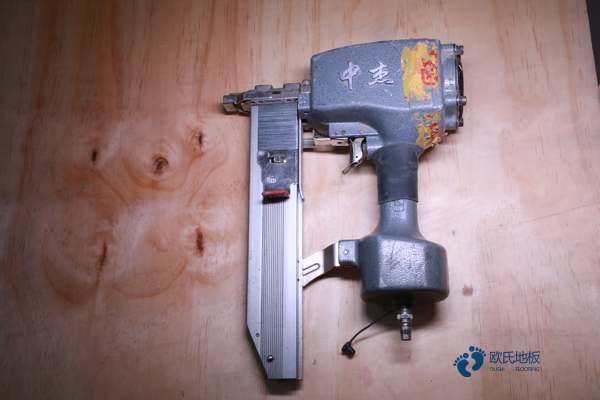 學校籃球場木地板生產(chǎn)工藝