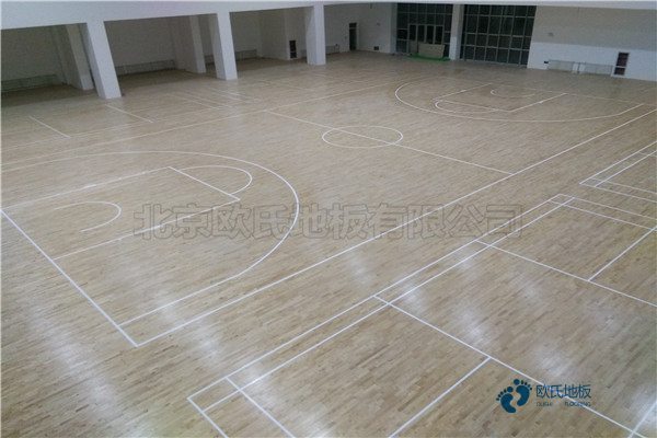 學(xué)?；@球場(chǎng)地板如何選