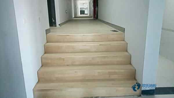 學?；@球體育地板費用