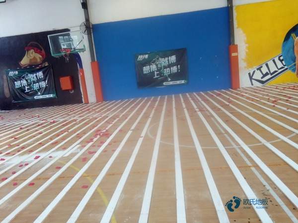 大學(xué)運動場地木地板施工團隊1