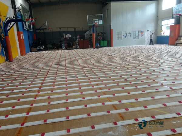 大學(xué)運動場地木地板施工團隊2