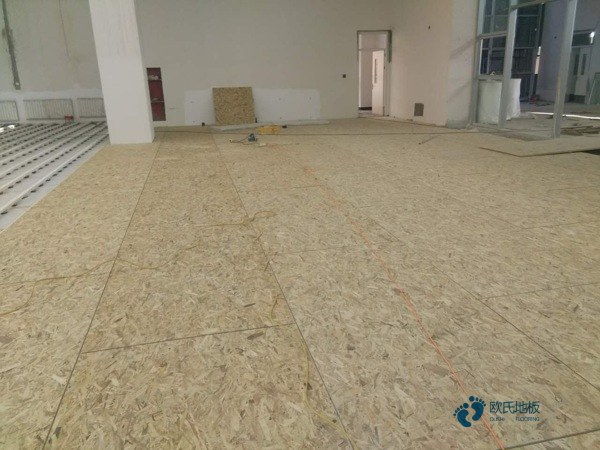 國(guó)產(chǎn)運(yùn)動(dòng)型地板施工隊(duì)2