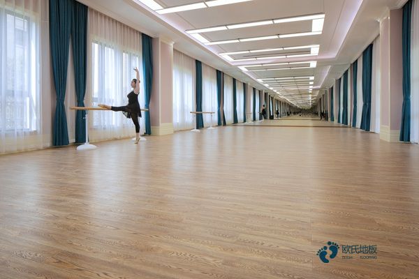 國標(biāo)體育地板免費送樣品
