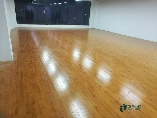 國標(biāo)體育地板免費送樣品